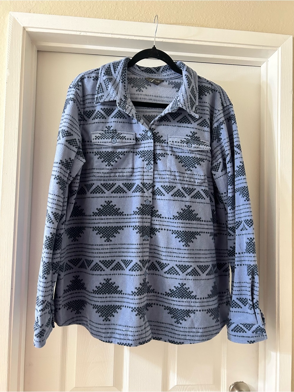 Eddie Bauer Light Blue Button-Front fleece Shirt with Navy Geometric Print